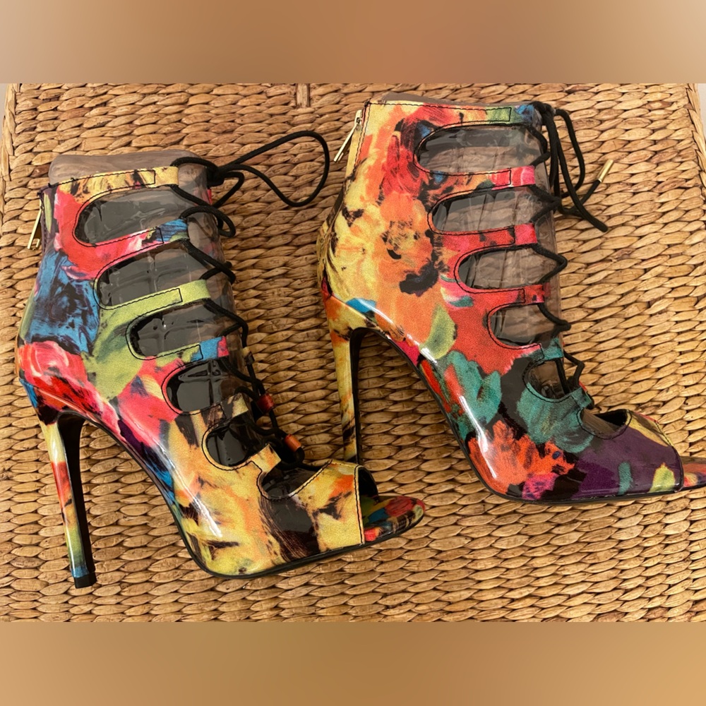Steve Madden “Cynthiaa” Lace-Up Heels – Size 6.5